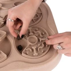 TIAKI Slow Feed Puzzle Juego De Inteligencia Para Perros 27 TIAKI Slow Feed Puzzle Juego De Inteligencia Para Perros -Trixie Ventas 307596 intelligenzspielzeug slow feed puzzle fg 4954 5